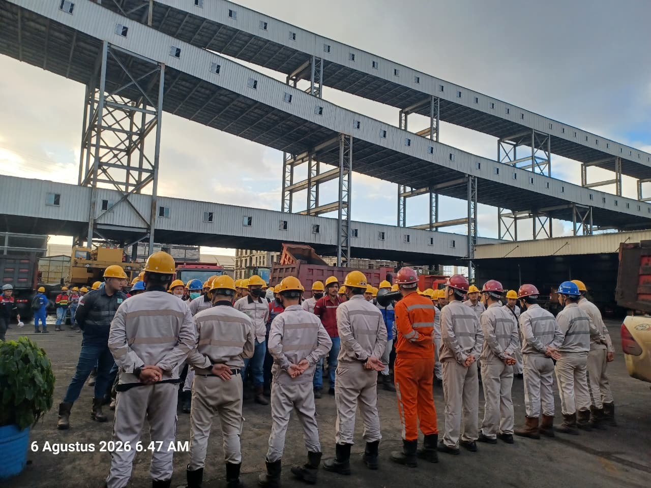 Morning briefing at site